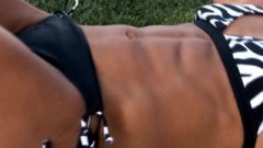 Fitness Slut In Bikini Does Abs Crunches